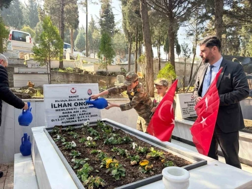 Bayram &ouml;ncesi şehit mezarlıkları ter temiz oldu
