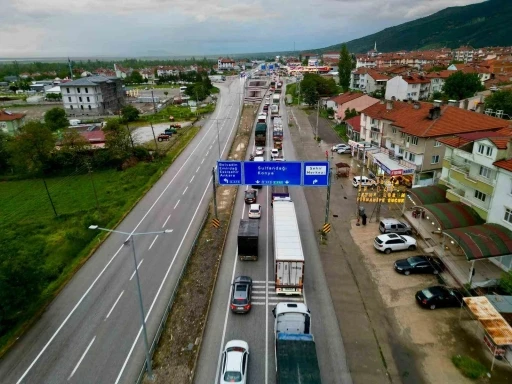 Bayram tatili boyunca Afyonkarahisar&rsquo;dan yaklaşık 6 milyon ara&ccedil; ge&ccedil;iş yaptı
