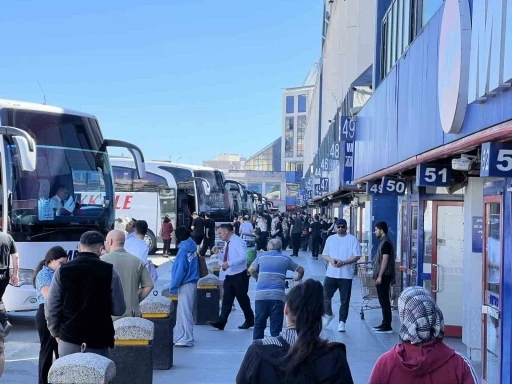 Bayram tatili d&ouml;n&uuml;şleri başladı: 15 Temmuz Demokrasi Otogarı&rsquo;nda yoğunluk yaşandı
