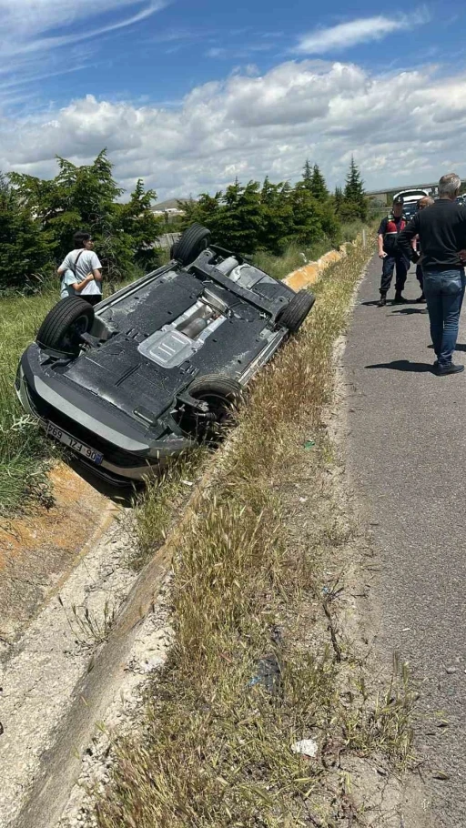 Bayram tatili d&ouml;n&uuml;ş&uuml;nde kaza yapan 2 ara&ccedil; ref&uuml;je d&uuml;şt&uuml;
