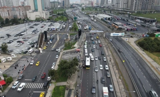 Bayram tatili &ouml;ncesi İstanbul&rsquo;da trafik yoğunluğu y&uuml;zde 65&rsquo;e ulaştı
