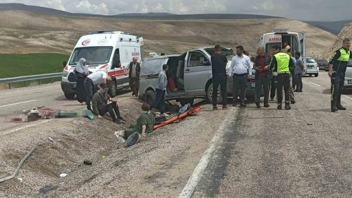 Bayram tatili yolunda feci kaza: 1 &ouml;l&uuml; 8 yaralı
