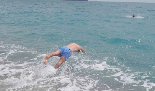 Bayram tatilinin son gününde Konyaaltı Sahili’ne akın ettiler
