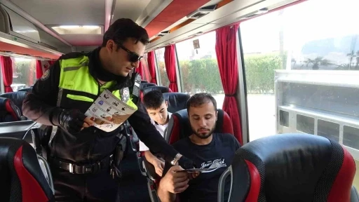Bayram yolculuğuna &ccedil;ıkan vatandaşlar emniyet kemeri takılması konusunda bilgilendirildi
