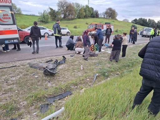 Bayram yolunda feci kaza: Otomobiller kafa kafaya &ccedil;arpıştı, 7 kişi yaralandı
