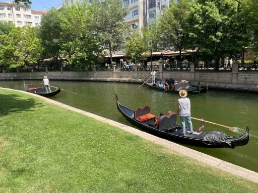 Bayramda Eskişehir’e gelen turistler gondol seferlerini yoğunlaştırdı

