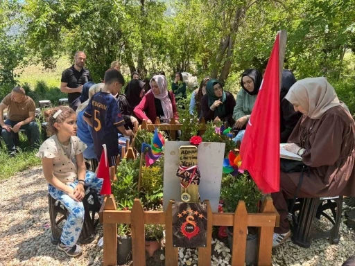 Bayramda evlatlarının mezarı başında buluştular

