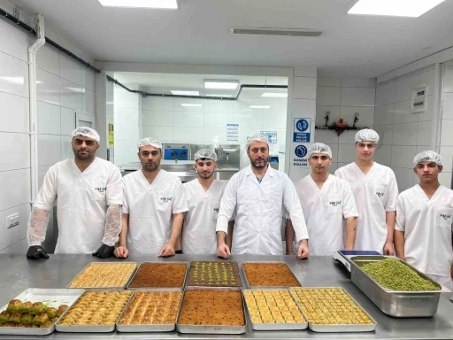 Bayramda talep arttı, baklava imalathaneleri tam gün çalışıyor
