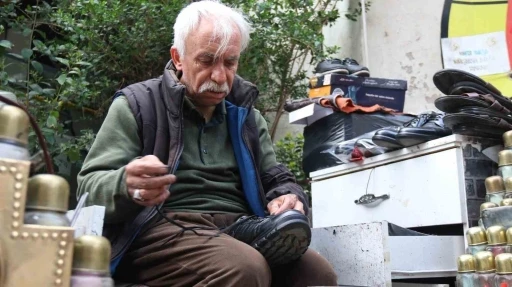 Bayramda temiz ayakkabılarla dolaşmak isteyenler tamircilere akın etti
