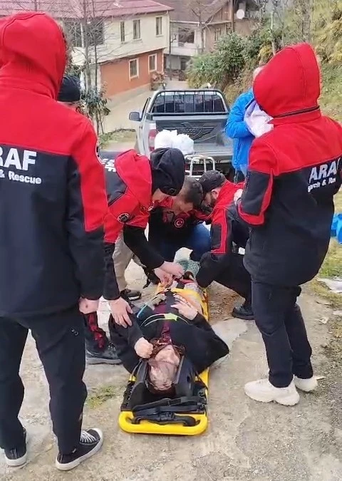 Bayramı k&ouml;y&uuml;nde ge&ccedil;irsin diye sedye ile evine taşındı
