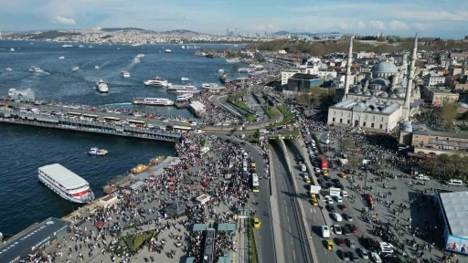 Bayramın ikinci günü vatandaşlar Eminönü’ne akın etti
