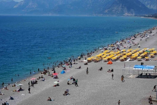 Bayramın ilk g&uuml;n&uuml;nde tatilciler Antalya sahillerine akın etti
