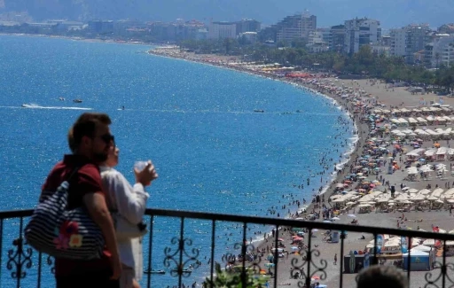 Bayramın son g&uuml;n&uuml;nde tatilciler Konyaaltı Sahili&rsquo;ne akın etti
