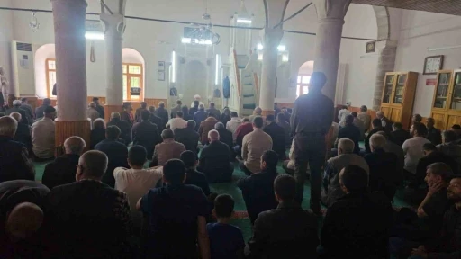 Bayramın &uuml;&ccedil;&uuml;nc&uuml; g&uuml;n&uuml;nde, vatandaşlar cuma namazında camileri doldurdu
