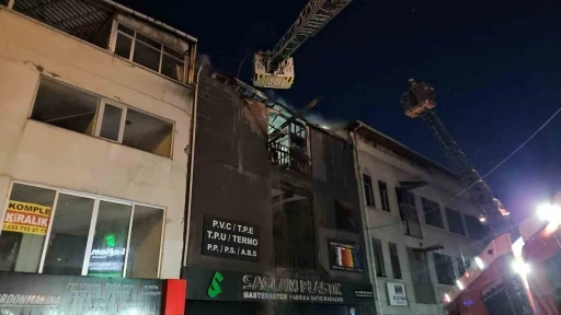 Bayrampaşa&rsquo;da 5 katlı iş yerinin 3 katı alevlere teslim oldu
