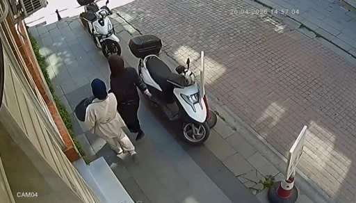 Bayrampaşa&rsquo;da 7 milyonluk ziynet eşyasının bulunduğu kasayı torbaya koyup &ccedil;alan iki kadın kamerada
