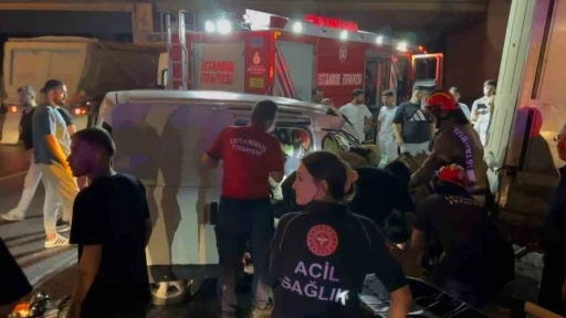 Bayrampaşa’da alkollü sürücünün kullandığı araç kamyonete çarptı: 3 yaralı
