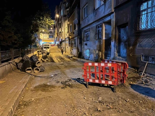 Bayrampaşa’da altyapı çalışması yapılan sokakta rögar kapağı patladı
