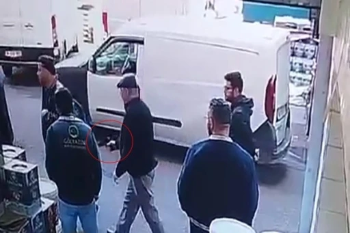 Bayrampaşa&rsquo;da baba ve oğlu, eski &ccedil;alışanın iş yerini bastı; iş g&ouml;r&uuml;şmesine gelen kişi vuruldu
