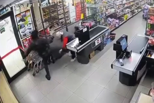 Bayrampaşa’da BİM markette bir kişi, kasiyeri böyle darp etti
