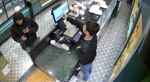 Bayrampaşa&rsquo;da &ouml;nce tatlı yedi, sonra hesabı &ouml;demeden giderken iş yeri sahibini tehdit etti
