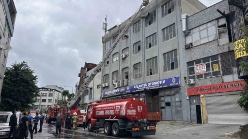 Bayrampaşa&rsquo;da plastik eşya &uuml;retim at&ouml;lyesinde yangın paniği
