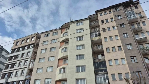 Baz istasyonuna bakım yaparken &ccedil;atıdan d&uuml;şen iş&ccedil;i ağır yaralandı
