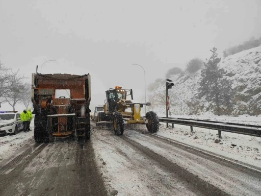 Bazı yollar yoğun kar yağışı nedeniyle trafiğe kapatıldı
