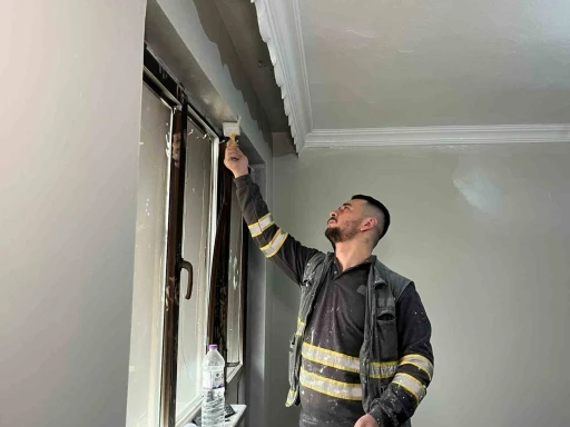 Bebeği &uuml;ş&uuml;mesin diye taşındığı evi yanmıştı: İHA&rsquo;nın haberinden sonra yardımlar başladı
