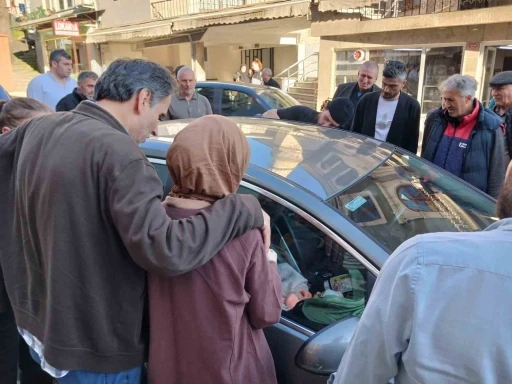 Bebek arabada kilitli kaldı; gen&ccedil; anne b&uuml;y&uuml;k korku yaşadı
