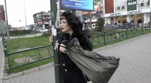 Bebek arabası lodosla birlikte s&uuml;r&uuml;klenerek devrildi
