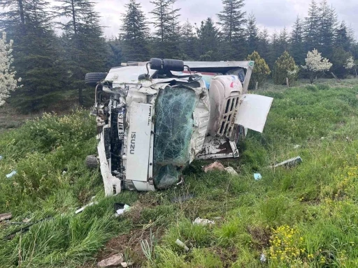 Bebek bezi y&uuml;kl&uuml; kamyon devrildi: 2 yaralı
