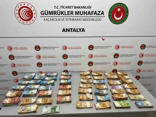 Bebek bezleri i&ccedil;erisine gizlenmiş 20 milyon liradan fazla nakit para ele ge&ccedil;irildi

