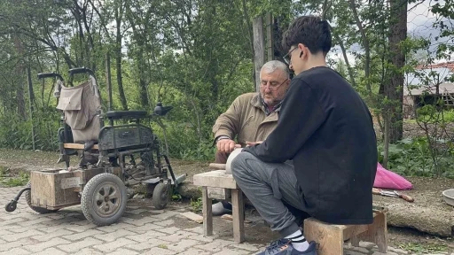 Bedensel engelli baba, oğluyla birlikte bı&ccedil;ak bileyerek ge&ccedil;imini sağlıyor
