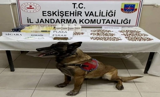 Bel&ccedil;ika&rsquo;dan gelen uyuşturucuyu Afyonkarahisar&rsquo;a g&ouml;t&uuml;ren zehir tacirleri Eskişehir&rsquo;de yakalandı
