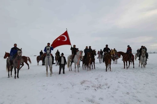 Belediye Başkanı Emrullah Akpunar, at sırtında yaban hayatı i&ccedil;in yemleme yaptı
