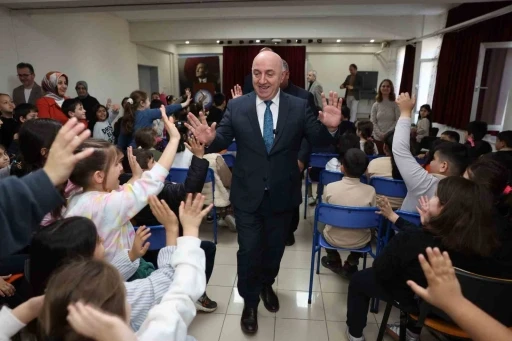 Belediye Başkanı Muzaffer Bıyık, ilkokul &ouml;ğrencilerine yerel y&ouml;netimleri anlattı
