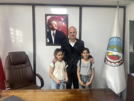 Belediye başkanından miniklere samimi karşılama
