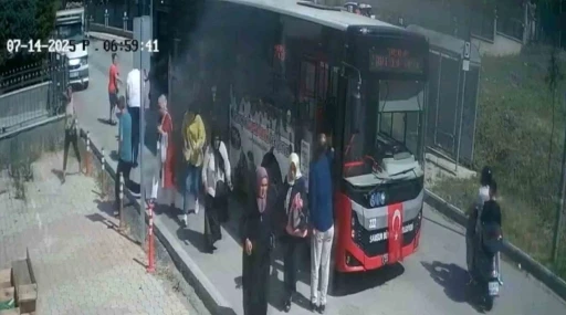 Belediye otobüsü alev aldı, yolcular panikle kaçıştı: O anlar kamerada
