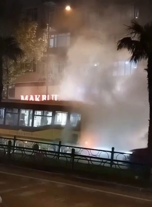 Belediye otobüsü arıza yaptı, çevreyi duman sardı
