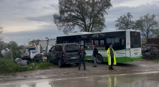 Belediye otob&uuml;s&uuml; ile nakliyat kamyonu &ccedil;arpıştı: 2 yaralı
