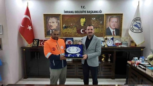 Belediye personeli haraketliyle y&uuml;rekleri ısıttı
