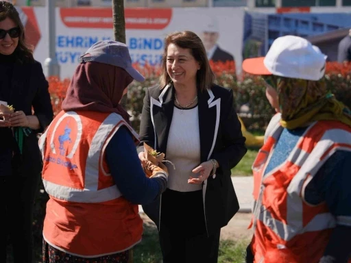 Belediye personellerine kadınlar g&uuml;n&uuml; s&uuml;rprizi
