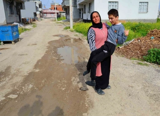 Belediye yolu yapmadı, engelli evladıyla perişan oldu

