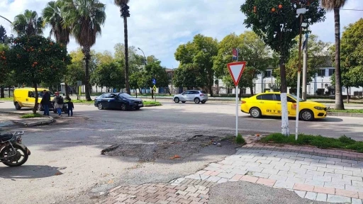 Belediyenin &ccedil;akıl d&ouml;kerek kapatmaya &ccedil;alıştığı &ccedil;ukura takılan kadın hastanelik oldu
