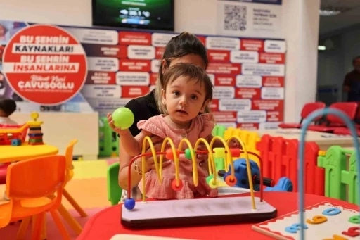 Belediyenin kapısından giren &ccedil;ocuklar artık oyunla karşılanıyor
