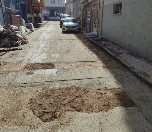 Belediyenin onarmadığı çukurları vatandaş düzeltmeye çalıştı
