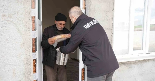 Belediyenin sıcak yemek hizmeti devam ediyor
