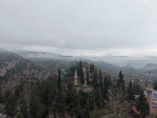 Belekoma Kalesi ve Şeyh Edebali T&uuml;rbesi&rsquo;nde sis etkili oldu
