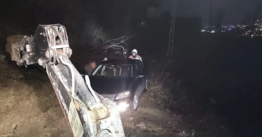 Belen&rsquo;de toprak kaymasıyla mahsur kalan ara&ccedil; kurtarıldı
